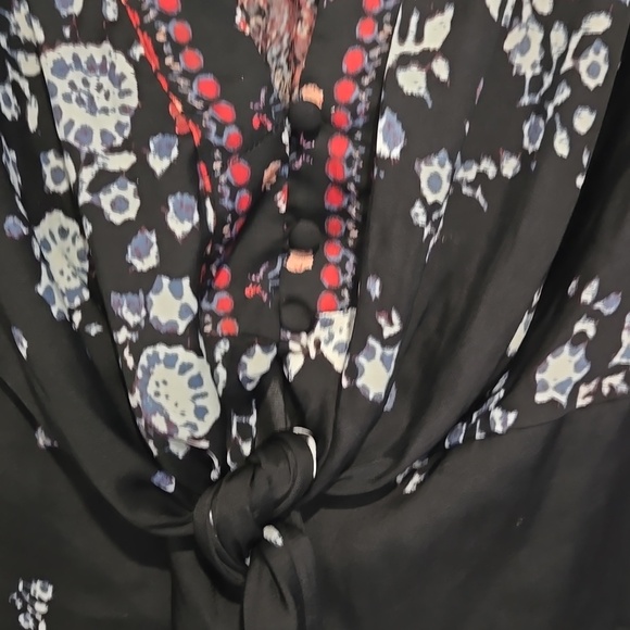 Free People Run Free Floral V-Neck Tie-Front Blouse - Black & Burgundy Size XS - Picture 6 of 7
